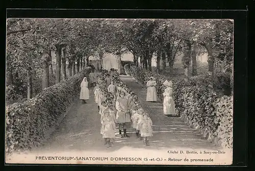 AK Ormesson, Preventorium-Sanatorium d`Ormesson - Retour de promenade