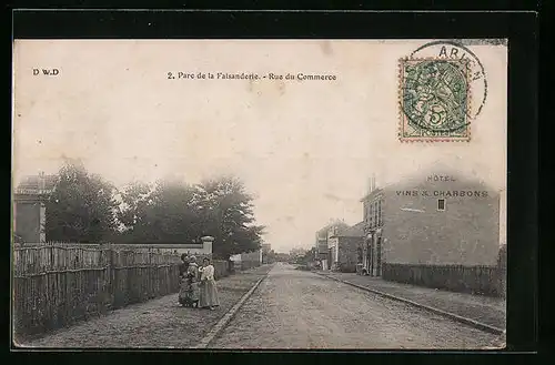 AK Villeneuve-le-Roi, Parc de Faisanderie - Rue du Commerce