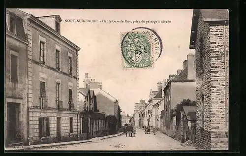 AK Nort-sur-Erdre, Haute Grande Rue, prise du passage à niveau