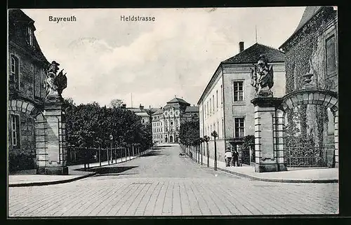 AK Bayreuth, Heldstrasse, Passanten