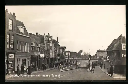 AK Gouda, Spoorstraat met Ingang Tunnel