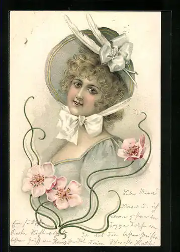 Präge-AK Blonde Schönheit mit blauem Federhut und passendem Kleid, Jugendstil