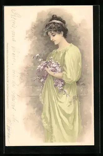 AK Junge Dame in grünem Kleid mit lila Blumen, Jugendstil