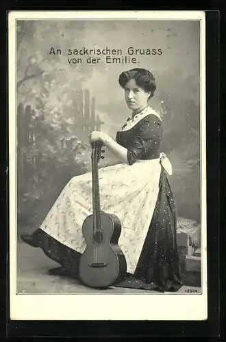 AK Musikerin Emilie, An sackrischen Gruass - Musikerin im Dirndl, mit aufgestellter Gitarre