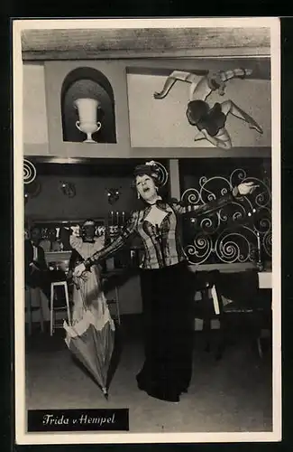 AK Frida von Hempel tanzt mit einem Schirm vor Publikum