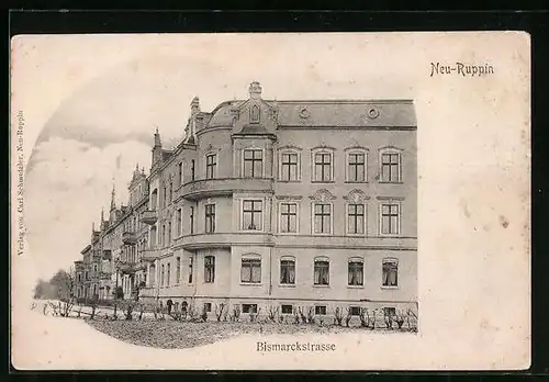 AK Neuruppin, Passanten in der Bismarckstrasse