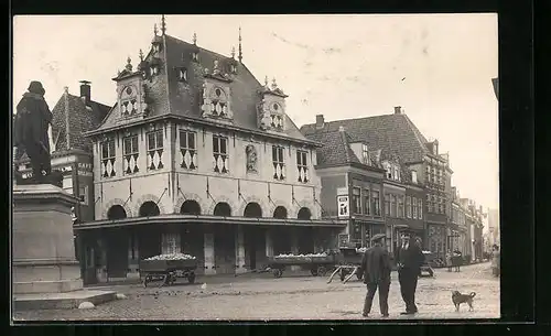Foto-AK Hoorn, Strassenpartie mit Denkmal