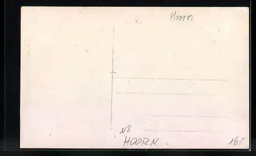 Foto-AK Hoorn, Strassenpartie mit Denkmal