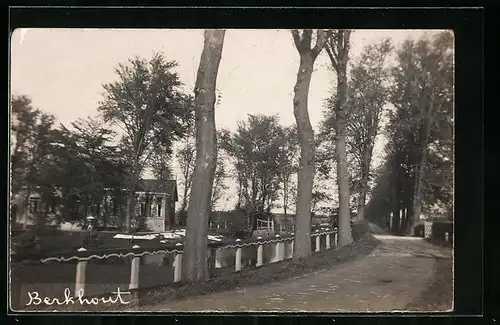 AK Berkhout, Strassenpartie am Fluss