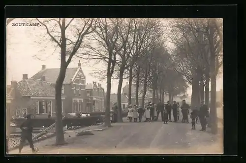 AK Zoutkamp, Strassenpartie einer Allee