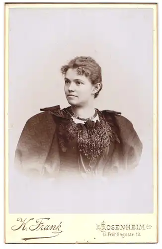 Fotografie K. Frank, Rosenheim, Frühlingsstr. 13, Portrait hübsche junge Frau im Biedermeierkleid mit Puffärmeln