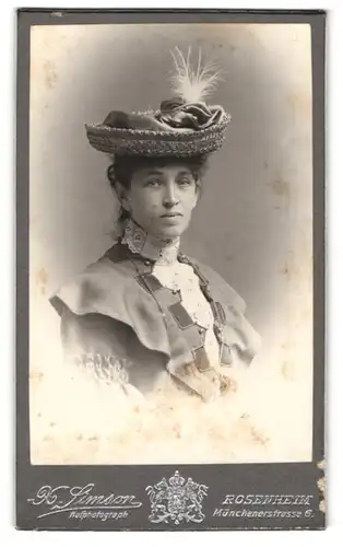 Fotografie X. Simson, Rosenheim, Münchenerstr. 6, Portrait junge Dame im Biedermeierkleid mit schickem Hut
