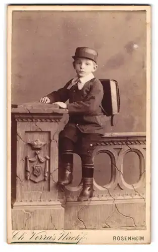 Fotografie Ch. Verras Nachf., Rosenheim, kleiner junger Knabe im Anzug mit Schulranzen