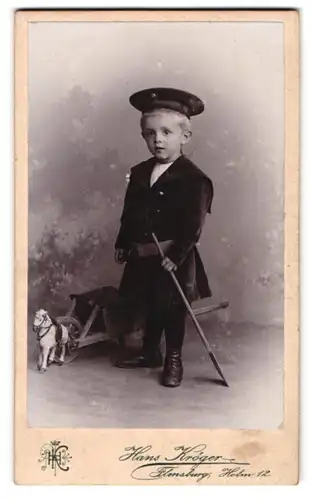 Fotografie Hans Kröger, Flensburg, Holm 12, kleines Kind im Samtkleid mit Spielzeugpferd