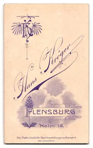 Fotografie Hans Kröger, Flensburg, Holm 12, kleines Kind im Samtkleid mit Spielzeugpferd