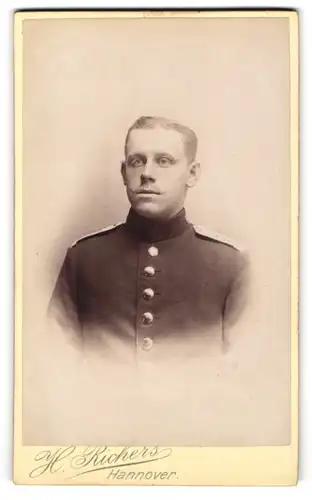 Fotografie H. Richers, Hannover, Cellerstr. 146, Portrait junger Soldat in Uniform