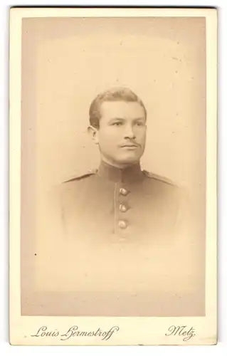 Fotografie Louis Hermestroff, Metz, Portrait junger Soldat in Uniform mit Pflaumenbart