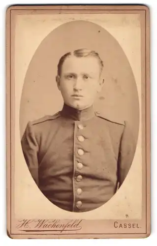 Fotografie H. Wachenfeld, Cassel, Portrait junger hessischer Soldat in Uniform