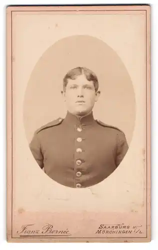 Fotografie Franz Bornee, Saarburg, Portrait junger Soldat in Uniform Rgt. 7 mit Mittelscheitel