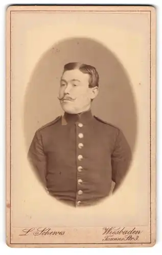 Fotografie L. Schewes, Wiesbaden, Taunus Str. 3, französischer Soldat in Uniform mit Moustache