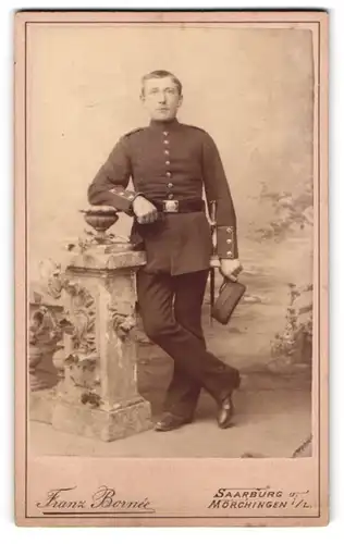 Fotografie Franz Bornee, Saarburg, Soldat posiert in Uniform mit Bajonett und Portepee