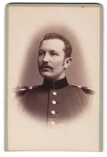 Fotografie Franz Neumayer, München, Neuhauserstr. 29, Portrait junger Soldat in Uniform mit Epauletten