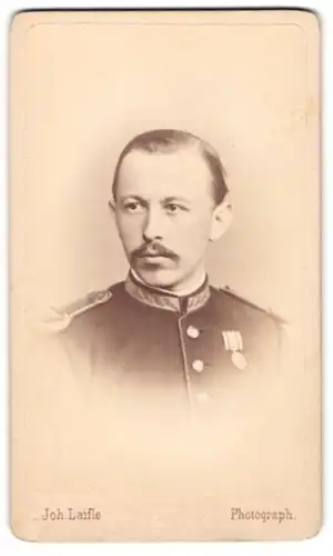 Fotografie Joh. Laifle, Regensburg, Kalrenanger 2, Portrait Soldat in Uniform mit Orden an der Brust, Moustache