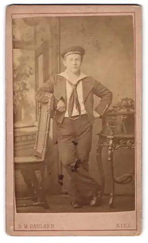 Fotografie D. M. Paulsen, Kiel, Portrait junger Matrose in Uniform mit Matrosenknoten