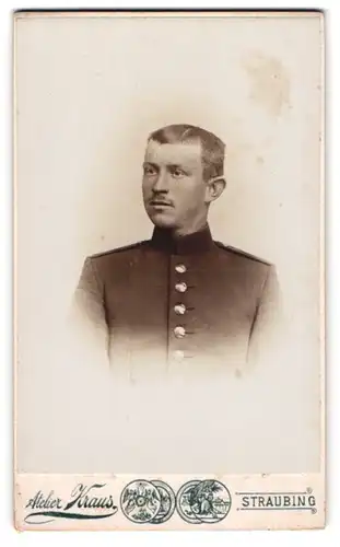 Fotografie Atelier Kraus, Straubing, Soldat in Uniform mit Kurzhaarschnitt