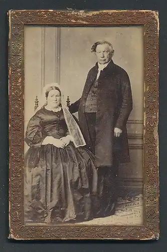Fotografie unbekannter Fotograf und Ort, älteres Paar im seidenen Biedermeierkleid und Anzug, im original Bilderrahmen