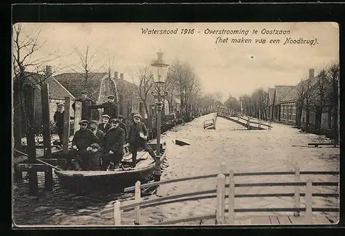 AK Oostzaan, Watersnood 1916, Overstrooming, het maken van een Noodbrug