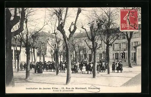 AK Vincennes, Institution de Jeunes Filles, Avant la promenade, 15, Rue de Montreuil