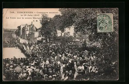 AK Vincennes, Concours musical 1907, La foule sur le cours Marigny