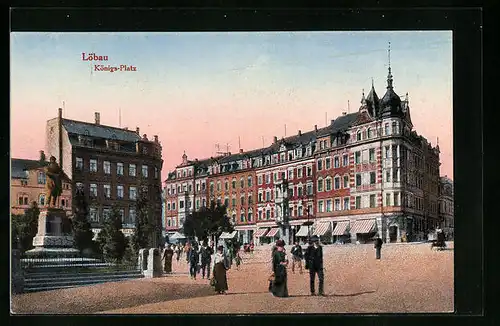 AK Löbau, Königs-Platz mit Geschäft und Denkmal
