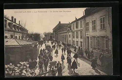 AK Choisy-le-Roi, La Faiencerie, La Sortie des Ouvriers
