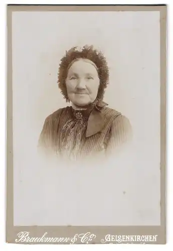Fotografie Braukmann & Co., Gelsenkirchen, Ältere Dame mit Haube und Kragenbrosche