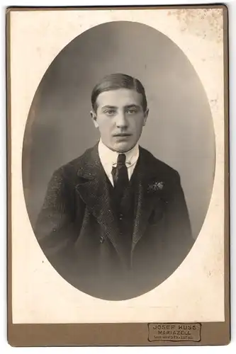 Fotografie Josef Kuss, Mariazell, Wienerstr. 61, Junger Herr im Anzug mit Krawatte