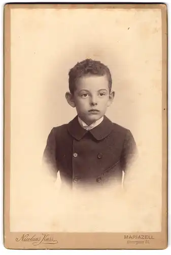 Fotografie Nicolaus Kuss, Mariazell, Wienergasse 61, Junge mit Segelohren in modischer Kleidung