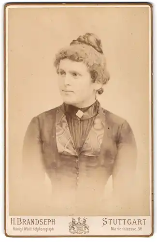 Fotografie H. Brandseph, Stuttgart, Marienstr. 36, Junge Dame mit Hochsteckfrisur und Kragenbrosche