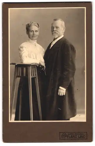 Fotografie C. Pflanz, Linz, Landstr. 30, Älteres Paar in zeitgenössischer Kleidung