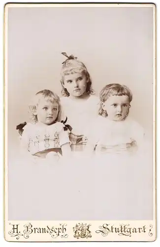 Fotografie H. Brandseph, Stuttgart, Marienstr. 36, Drei Mädchen in modischer Kleidung