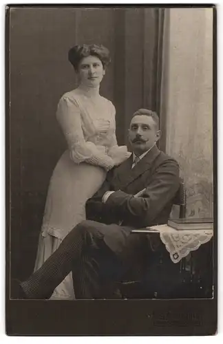 Fotografie C. Pflanz, Linz, Junges Paar in modischer Kleidung