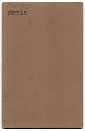 Fotografie C. Pflanz, Linz, Junges Paar in modischer Kleidung