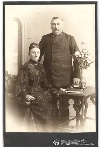 Fotografie Gustav Rasch, Schleswig, Allee u. Bismarckstr. Ecke, Älteres Paar in modischer Kleidung