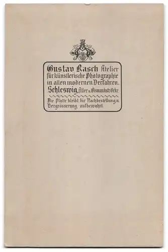 Fotografie Gustav Rasch, Schleswig, Allee u. Bismarckstr. Ecke, Älteres Paar in modischer Kleidung