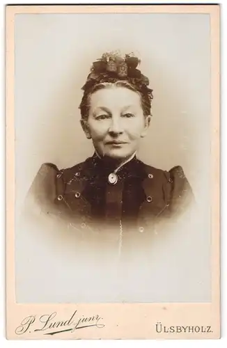 Fotografie P. Lund junr., Ülsbyholz, Ältere Dame mit Haube und Kragenbrosche