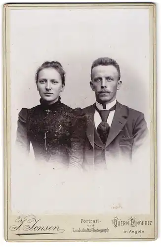 Fotografie J. Jensen, Quern-Dingholz in Angeln, Junges Paar in hübscher Kleidung