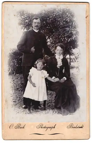 Fotografie O. Beck, Bredstedt, Bürgerliches Paar mit kleiner Tochter