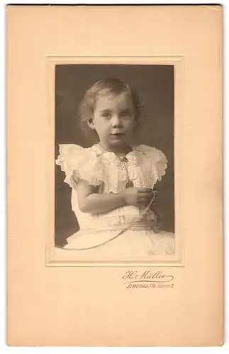 Fotografie H. Müller, Ilmenau i /Th., Südstr. 5, Kleines Mädchen im Kleid mit Medaillon