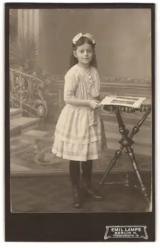 Fotografie Emil Lampe, Berlin-N., Treschkowstr. 18, Junges Mädchen im Kleid mit Herzkette